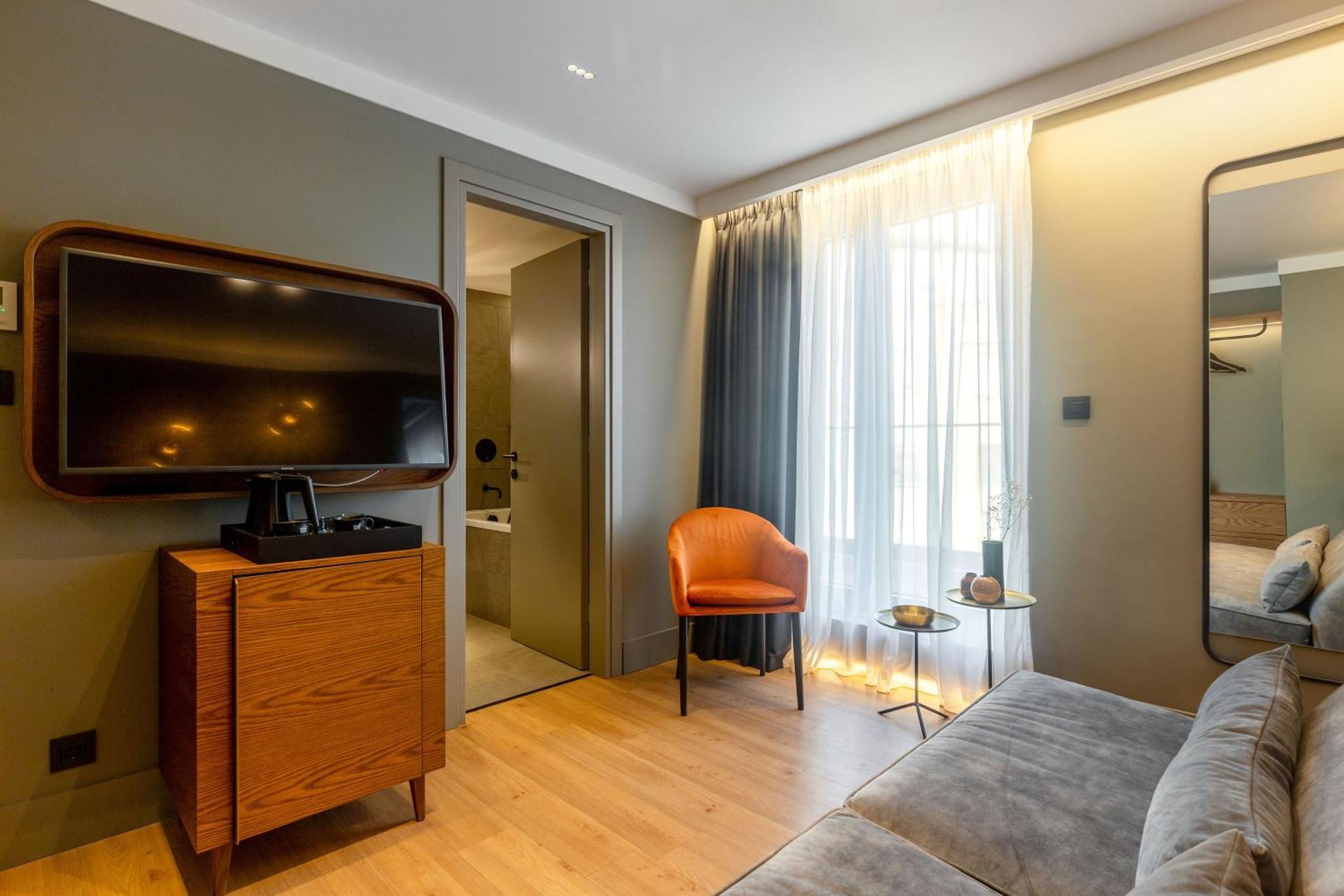 Bob W Eolou Hotel
